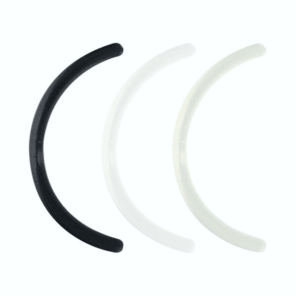 Drei gebogene Piercingstäbe in Schwarz und Weiß auf weißem Hintergrund