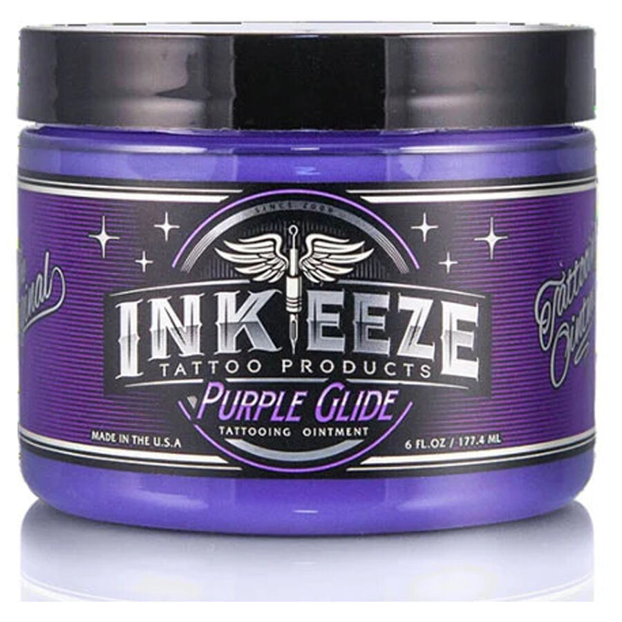 Barattolo di crema per tatuaggi viola con logo Ink Eeze su sfondo bianco