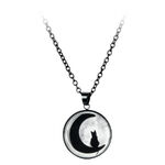 Collana nera con pendente di un gatto su mezzaluna, su sfondo bianco