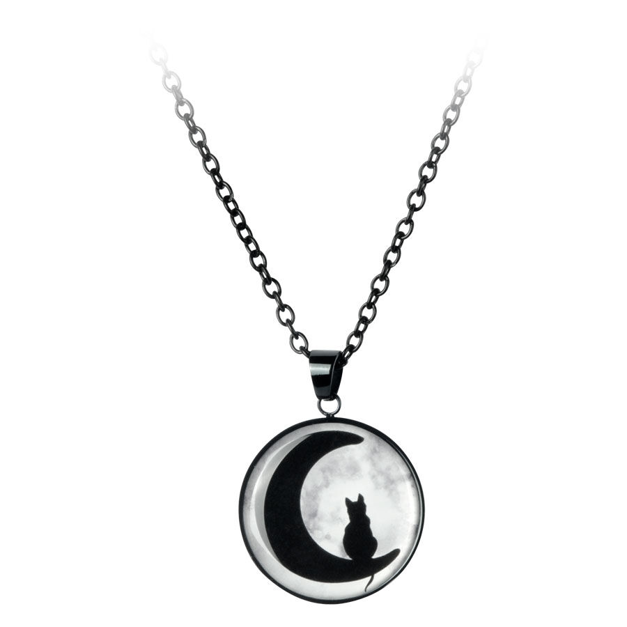 Collana nera con pendente di un gatto su mezzaluna, su sfondo bianco