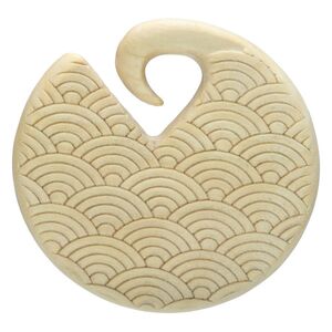 Waves Ohrgewichte aus Holz 8,5 mm Rundes Ohrgewicht aus hellem Holz mit Wellenmuster auf weißem Hintergrund