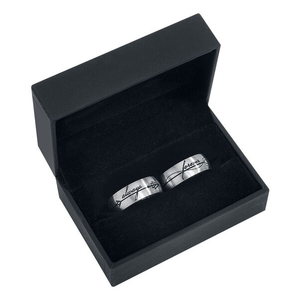 Anillos plateados de acero quirúrgico en caja negra sobre fondo negro