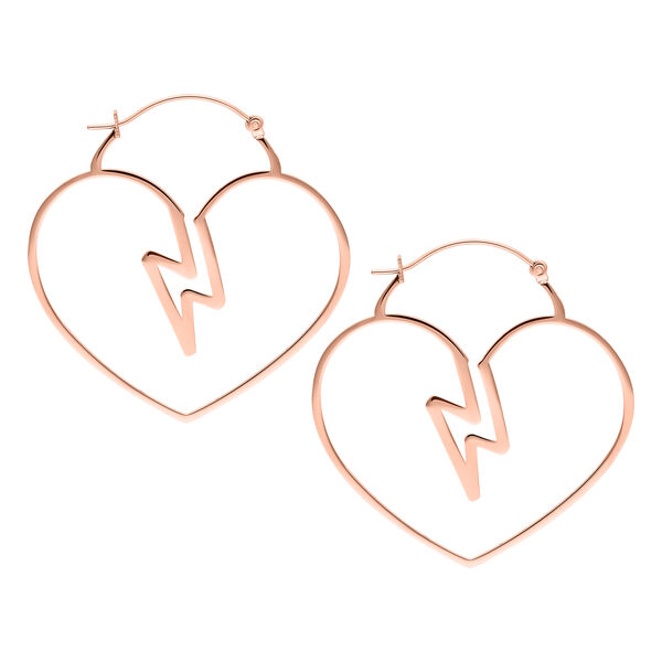 Aros en forma de corazón de oro rosa con diseño de rayo sobre fondo blanco
