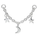 Catena d'argento con luna e stelle su sfondo bianco