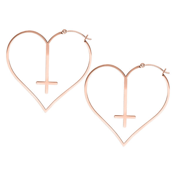 Dos aros en forma de corazón en oro rosa con diseño de cruz sobre fondo blanco