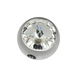 Accesorio plateado de titanio con cristal claro sobre fondo blanco