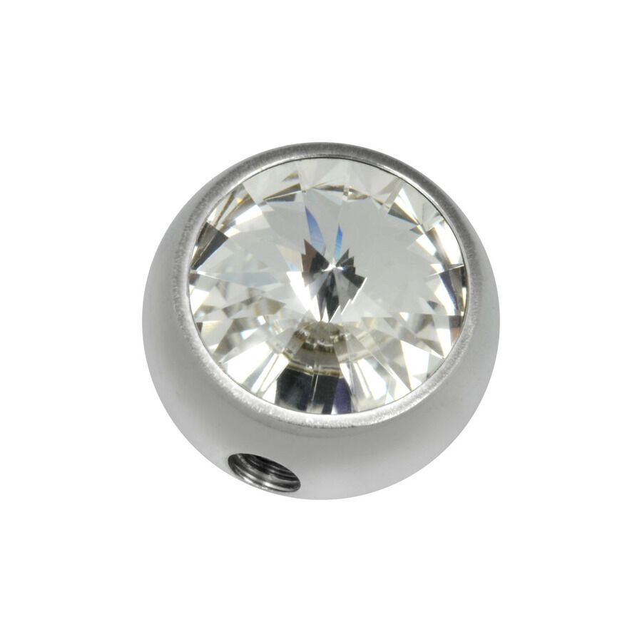 Accesorio plateado de titanio con cristal claro sobre fondo blanco