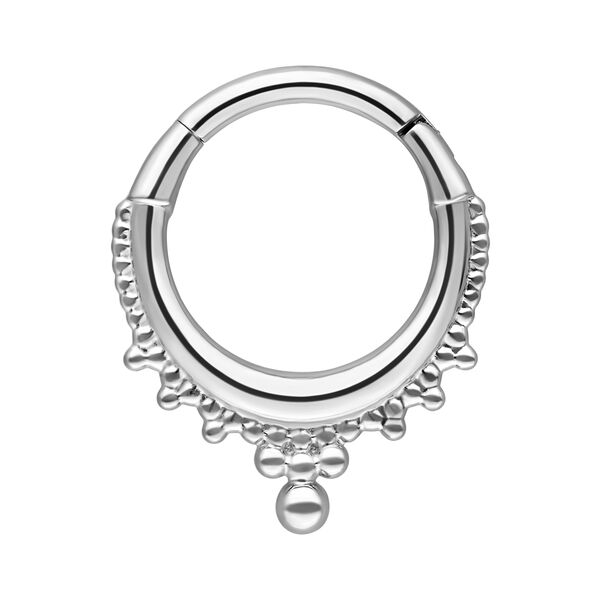 Anillo de piercing de plata con diseño decorativo sobre fondo blanco