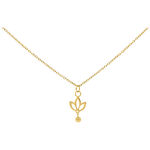 Collana dorata con pendente a forma di giglio su sfondo bianco