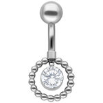 Piercing all'ombelico in argento con cristallo e anello di perle su sfondo bianco