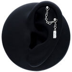 Schwarze Piercingkette mit Hänge-Baguette-Kristall an einem Ohrmodell