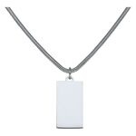 Collana argento con pendente rettangolare in acciaio chirurgico su sfondo bianco