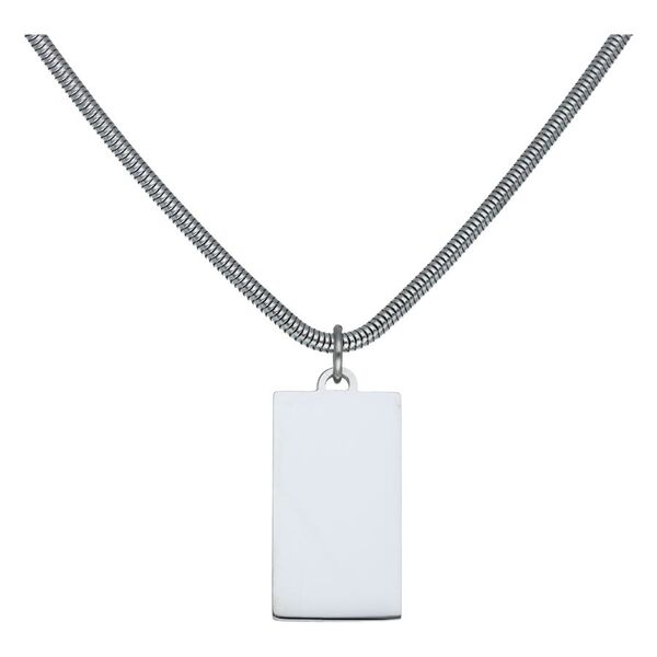Cadena plateada con colgante rectangular de acero quirúrgico sobre fondo blanco