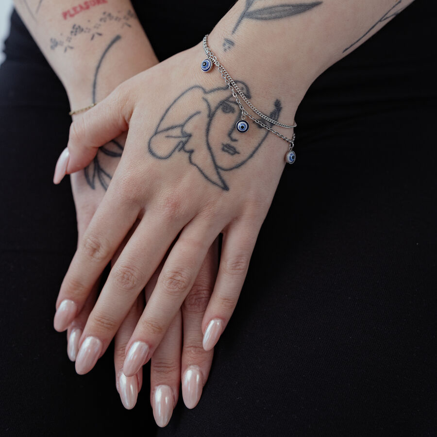 Due mani con Bracciale Little Nazar su sfondo nero