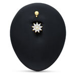 Piercing all'ombelico in oro 18k con fiore di cristallo chiaro su sfondo nero