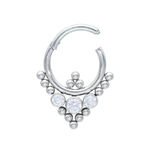 Clicker septum argento con design triangolare e cristalli chiari su sfondo bianco