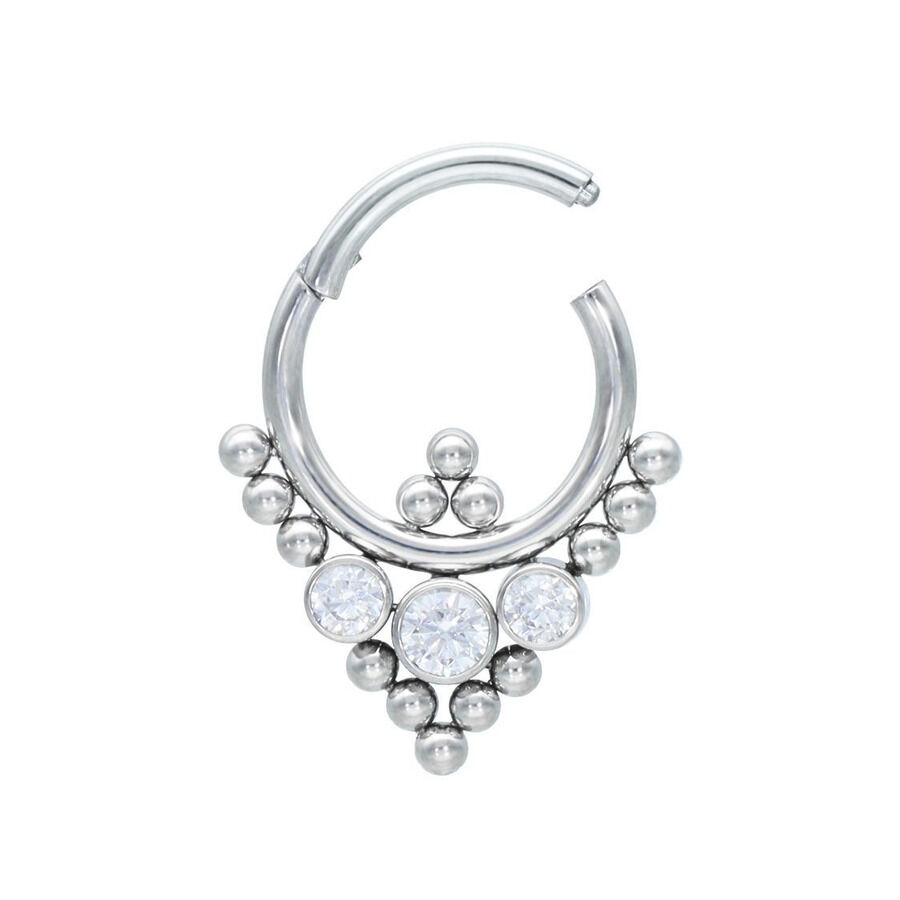 Clicker septum argento con design triangolare e cristalli chiari su sfondo bianco