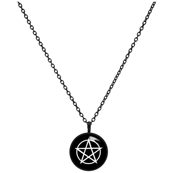 Collana nera con ciondolo a pentagramma su sfondo bianco