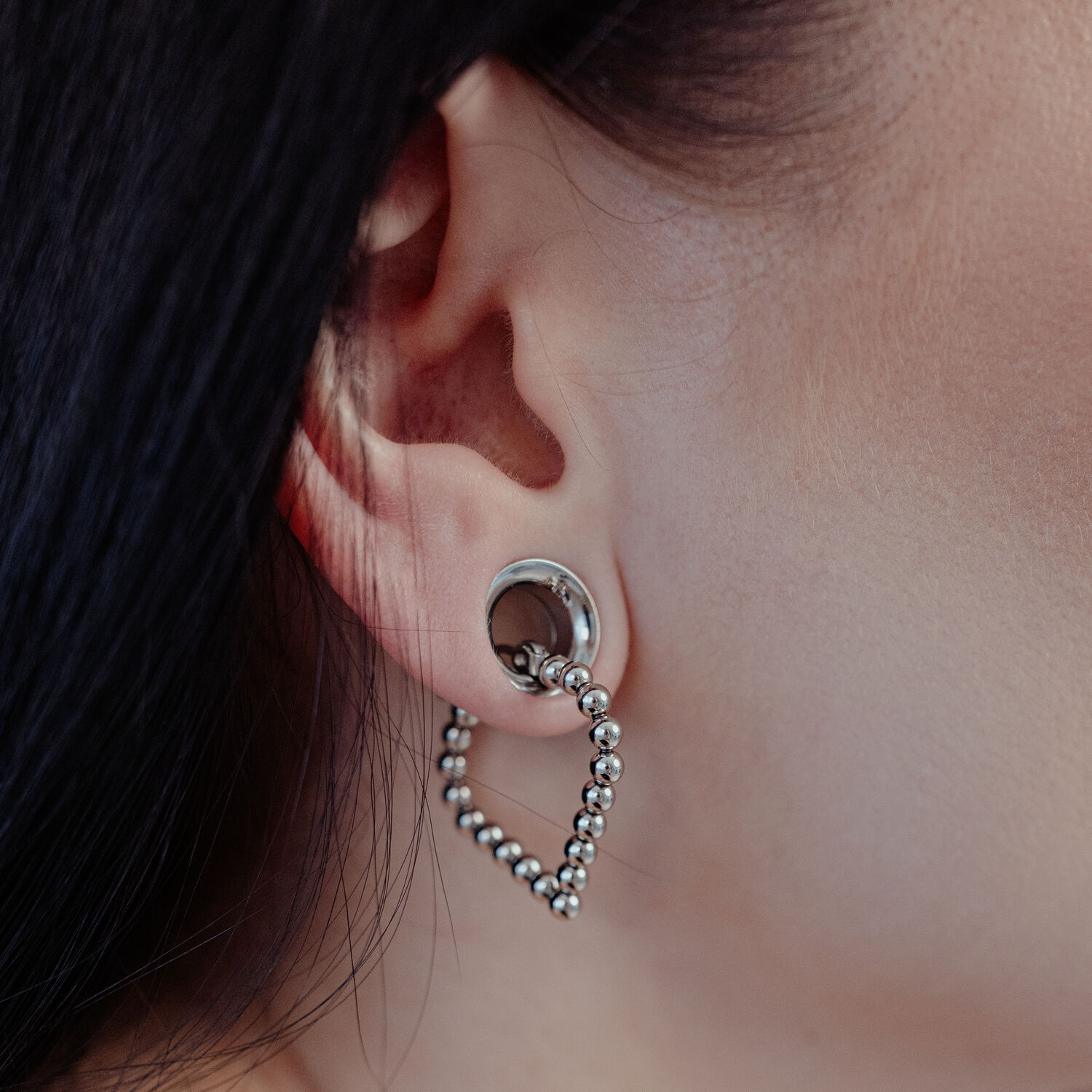 Bubble Polygon Hoops in Silber am Ohr Silberne Bubble Polygon Hoops am Ohr einer Person