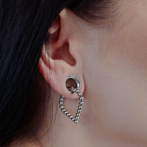 Bubble Polygon Hoops in Silber am Ohr Silberne Bubble Polygon Hoops am Ohr einer Person