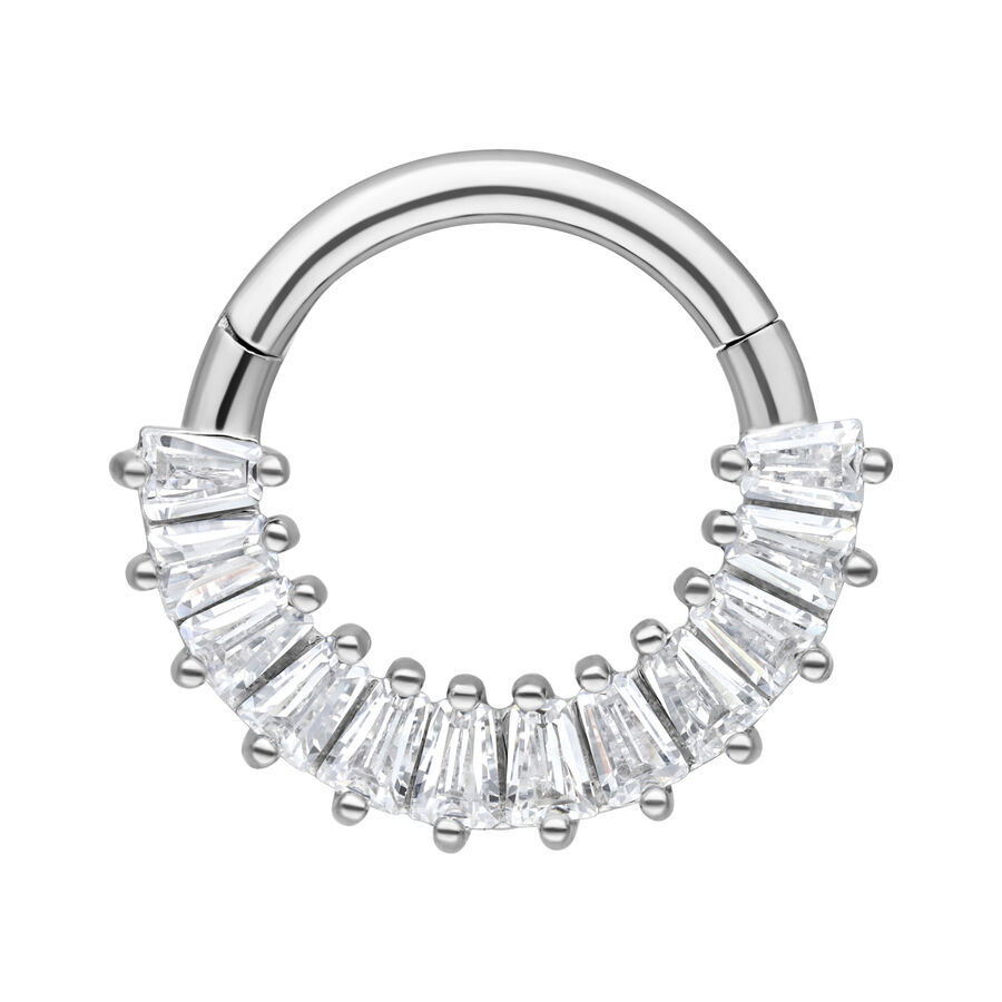 Septum Clicker in argento in acciaio chirurgico con cristalli chiari su sfondo bianco