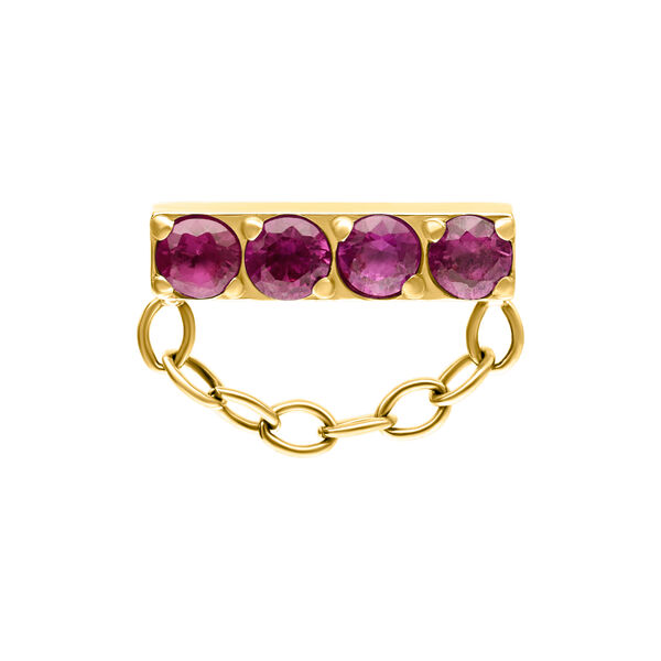Ajuste de oro con cuatro rubíes rojos y diseño de cadena sobre fondo blanco