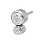 Attacco piercing argento con due cristalli chiari su sfondo bianco
