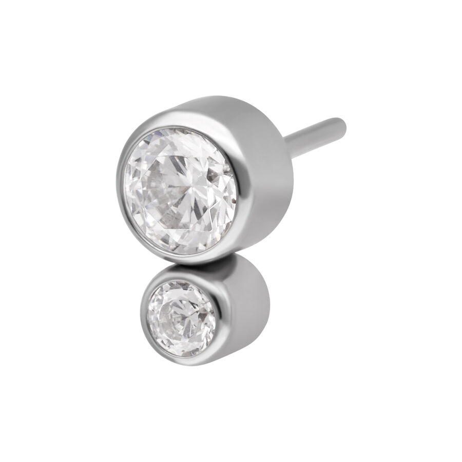 Attacco piercing argento con due cristalli chiari su sfondo bianco