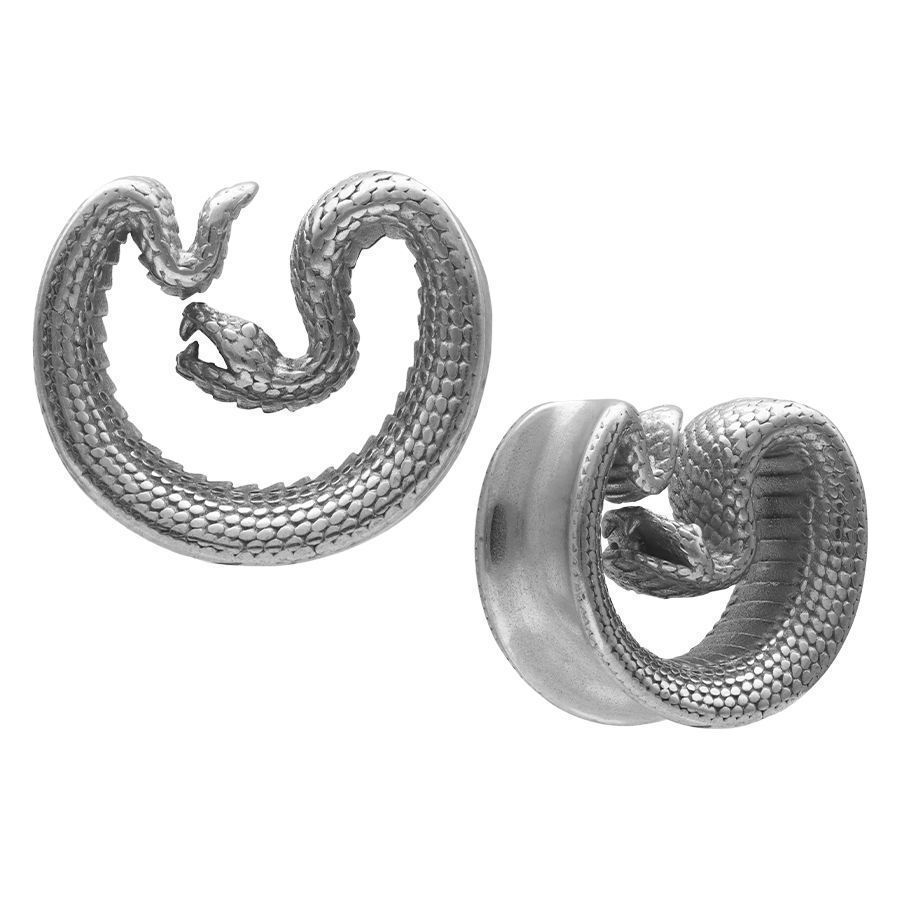 Due Ear Saddles nere a forma di serpente su sfondo bianco