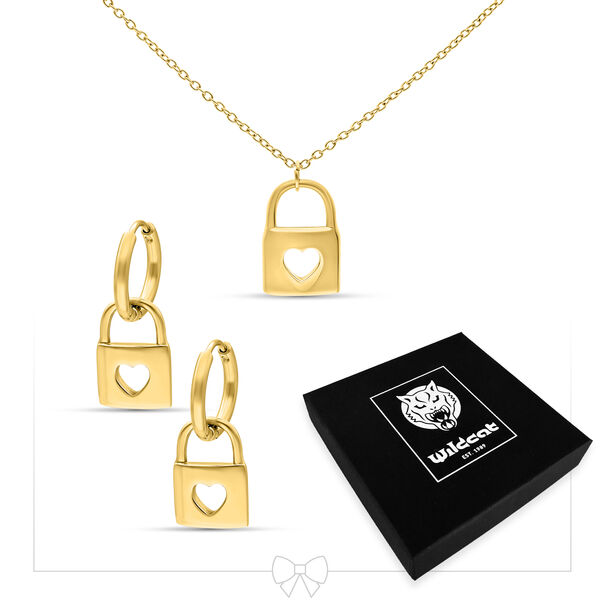 Collana dorata e orecchini a cerchio con ciondolo a lucchetto su sfondo bianco