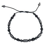 Braccialetto nero in nylon con elementi in pietra su sfondo bianco