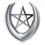 Ear Saddle argento in acciaio chirurgico con pentagramma su sfondo bianco
