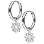 Orecchini mini in argento con ciondolo a fiore su sfondo bianco
