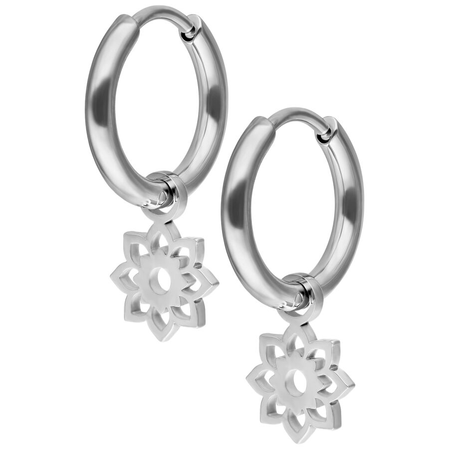 Orecchini mini in argento con ciondolo a fiore su sfondo bianco