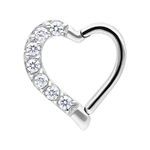 Anello piercing a cuore d'argento con cristalli chiari su sfondo bianco