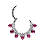 Aro de piercing plateado con cristales rojos sobre fondo blanco