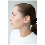 Mujer con aros Little Soulmate plateados, perfil lateral