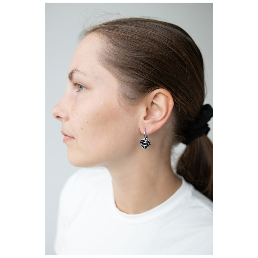 Donna con orecchini Little Soulmate Hoops in argento, profilo laterale