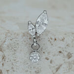 Accessorio Push Fit in argento con due pietre marquise e un pendente su sfondo chiaro