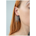 Pendientes Mandala plateados usados, enfocados en la oreja, cabello rubio