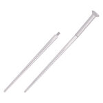Varilla de introducción de titanio plateada para piercings sobre fondo blanco