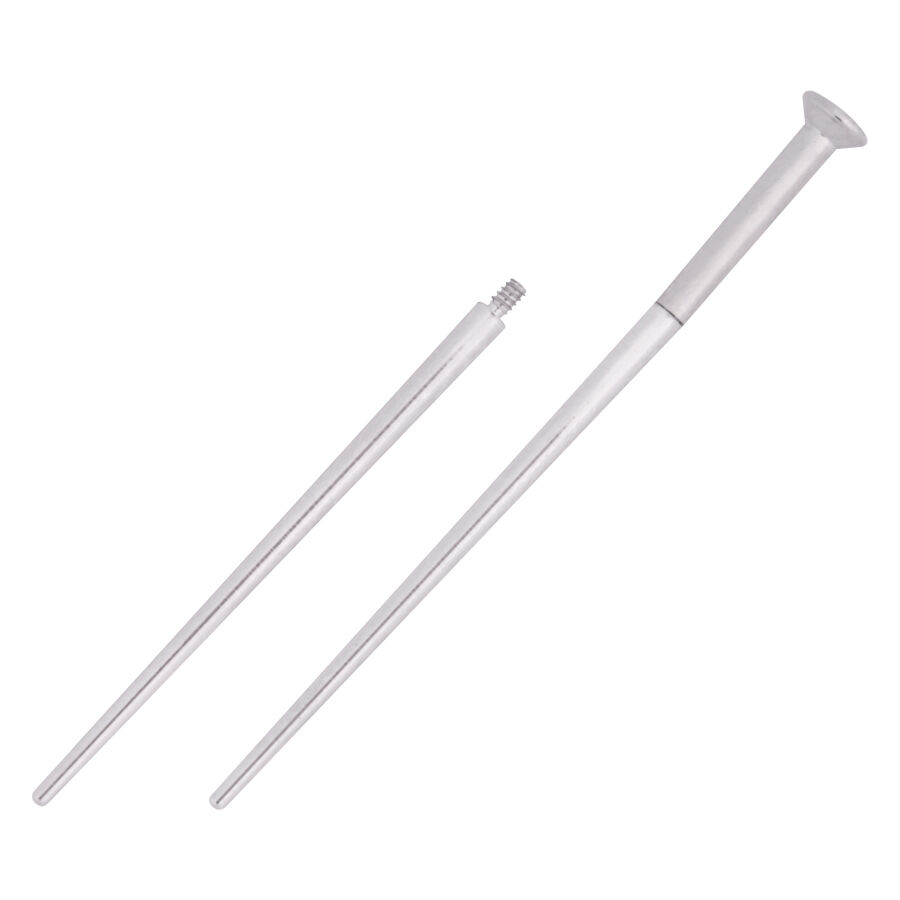 Varilla de introducción de titanio plateada para piercings sobre fondo blanco