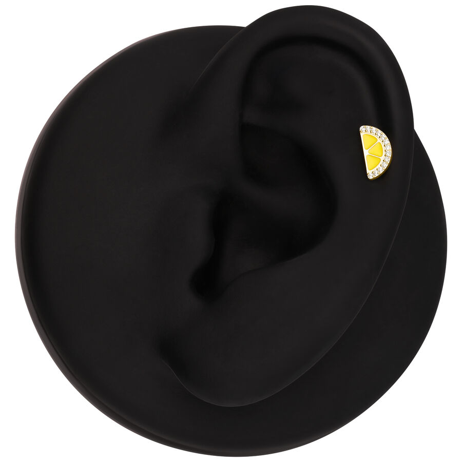 Modelo de oreja negra con pequeño accesorio de piercing de limón dorado