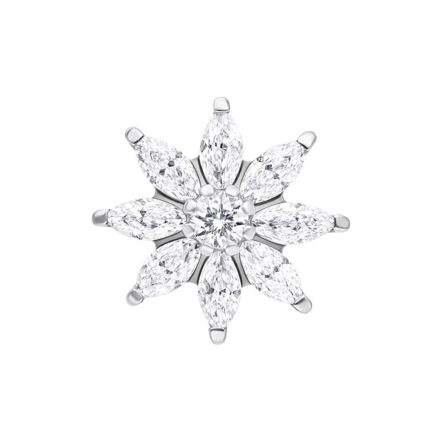 Cristallo d'argento a forma di fiore di ghiaccio su sfondo bianco