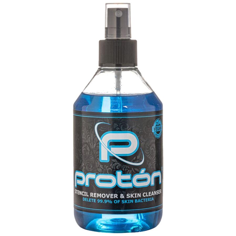 Bottiglia di Proton Stencil Remover Blue con spruzzatore su sfondo bianco