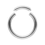 Anillo segmentado plateado de titanio sobre fondo blanco con cierre abierto