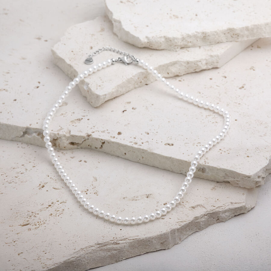 Collana di perle sintetiche in acciaio chirurgico su pietra chiara