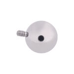 Rattleball in titanio argentato con filettatura esterna su sfondo bianco