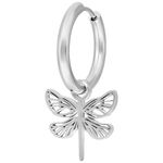 Pendiente plateado con colgante de mariposa sobre fondo blanco