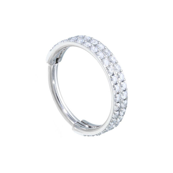 Anillo de piercing plateado con cristales, 10 mm de diámetro interno sobre fondo blanco
